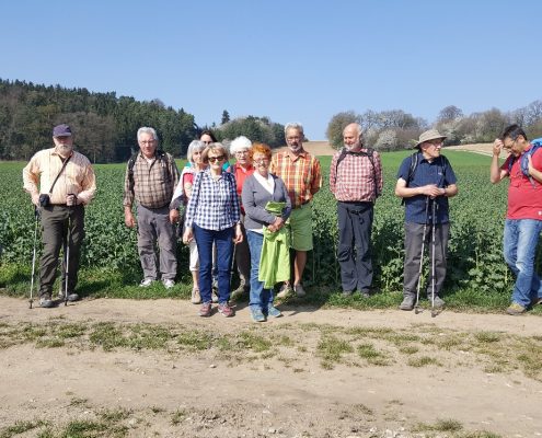 Foto (Hippert): Die Wanderer im frühlingshaften Gelände.