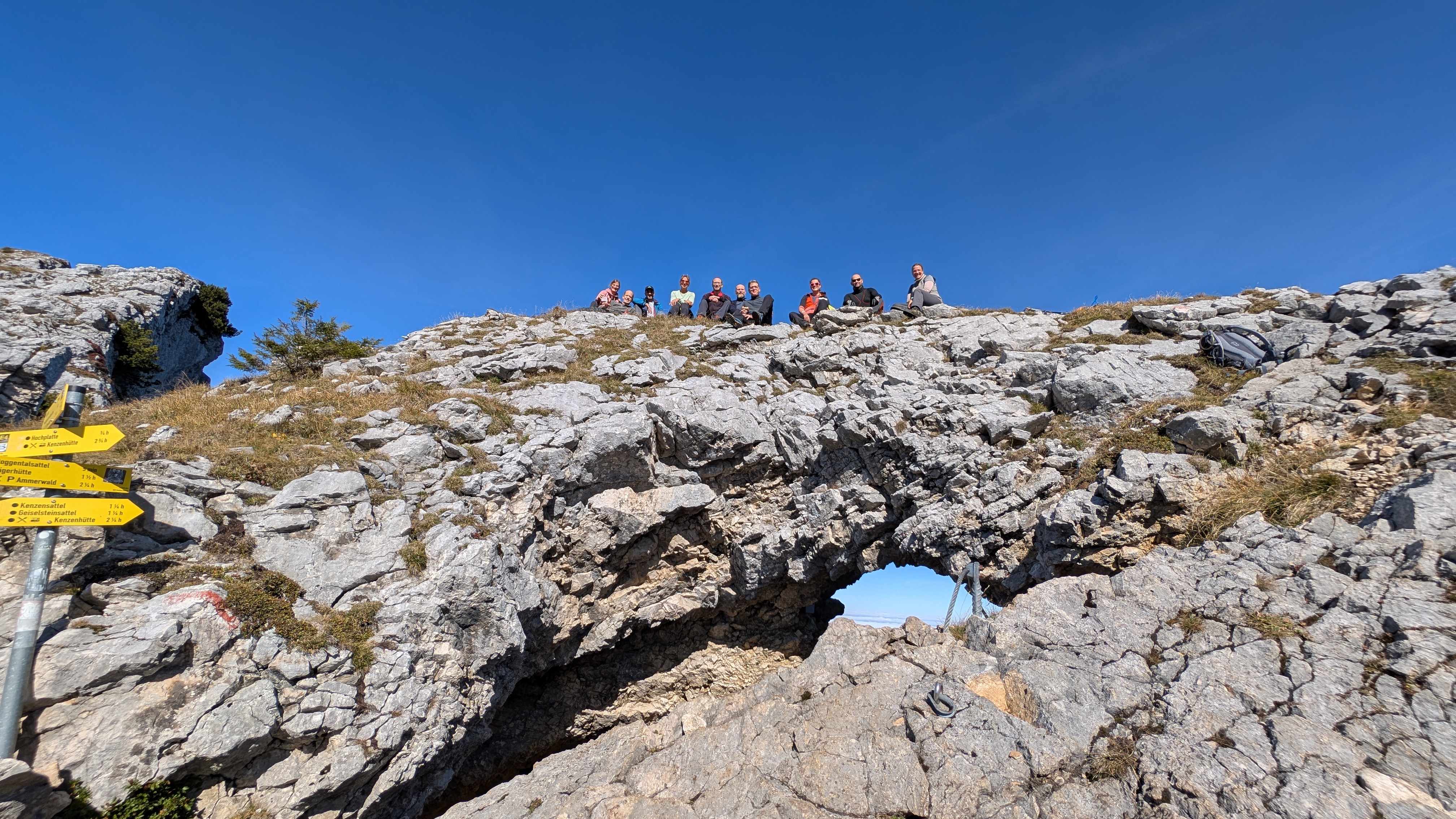 Foto 1: Cordula Wiedenmann Fensterln einmal anders: Bei einer Rast mit grandioser Rundumsicht schmeckt die Berg-Brotzeit am besten